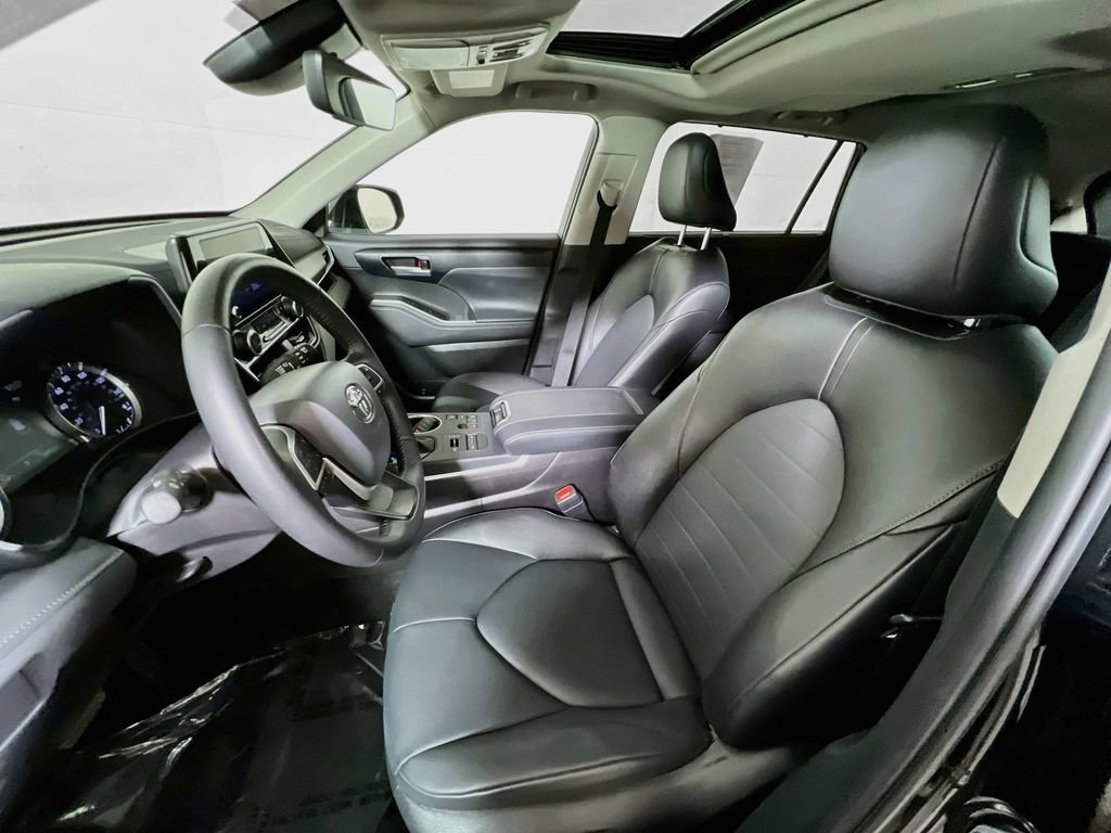 Used 2025 Toyota Highlander XLE AWD/4WD image 18