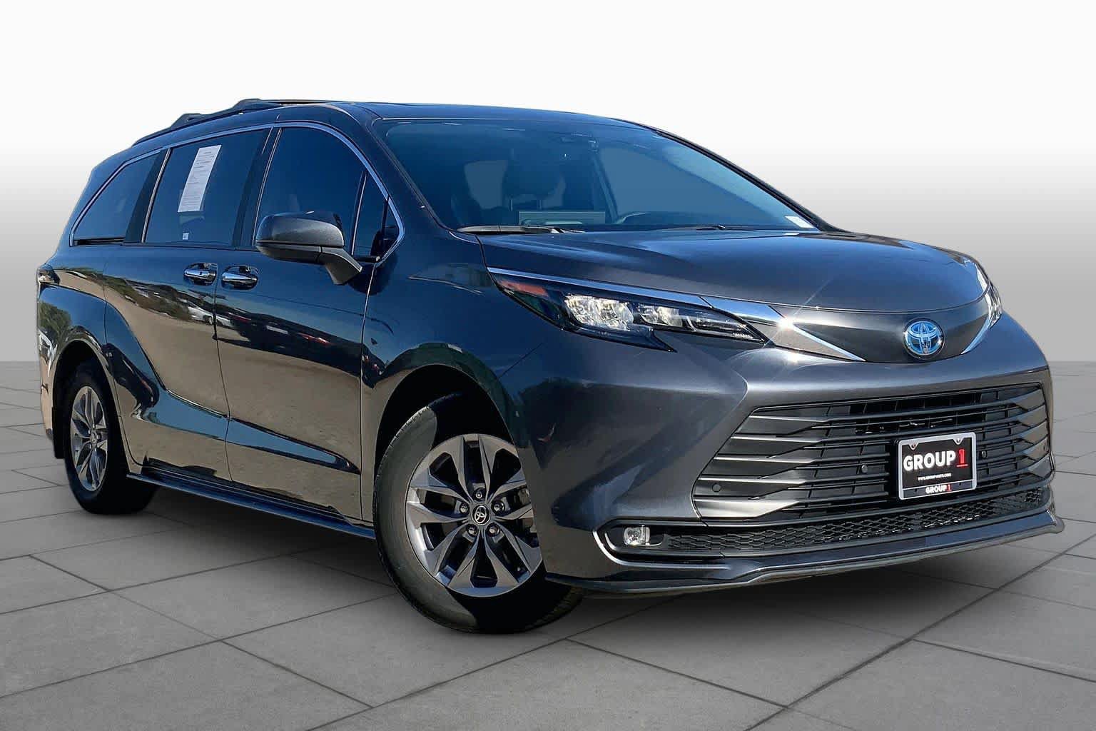 Used 2025 Toyota Sienna XLE FWD image 3