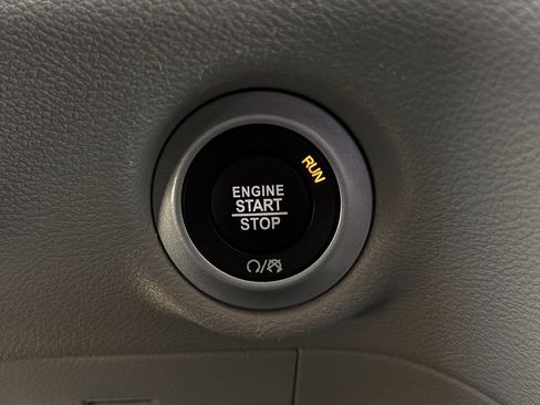 Used 2024 Chrysler Pacifica Touring-L image 25