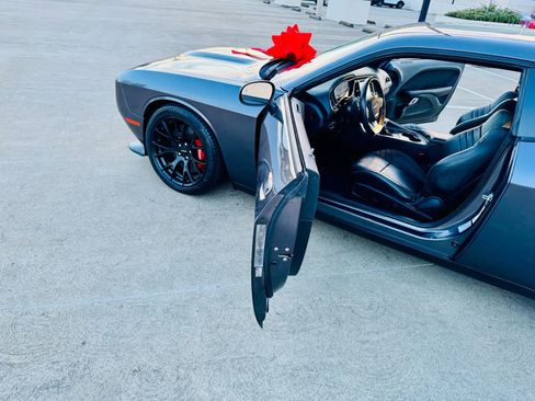 Used 2016 Dodge Challenger SRT w/ Technology Group image 59