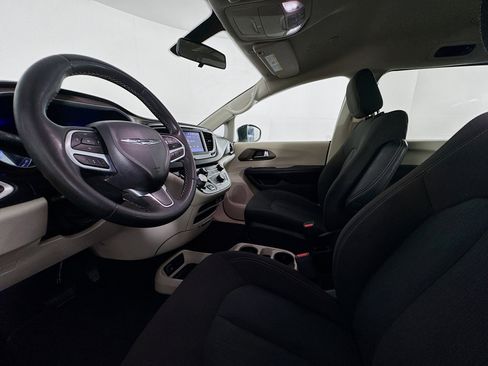 Used 2022 Chrysler Voyager LX FWD image 21
