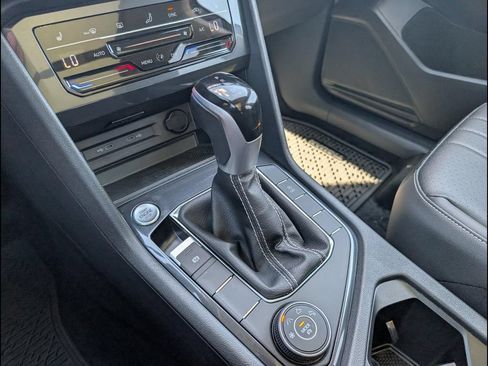 Used 2024 Volkswagen Tiguan SE AWD/4WD image 18