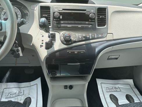 Used 2011 Toyota Sienna SE w/ Preferred Pkg FWD image 11