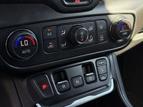 Used 2020 GMC Terrain SLT image 24