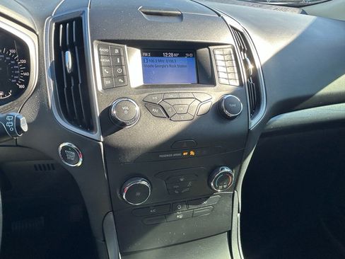 Used 2019 Ford Edge SE image 16