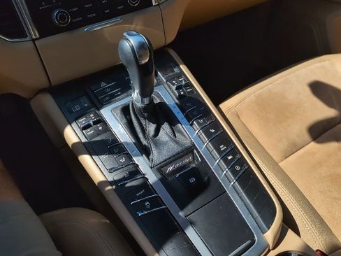 Used 2018 Porsche Macan image 19