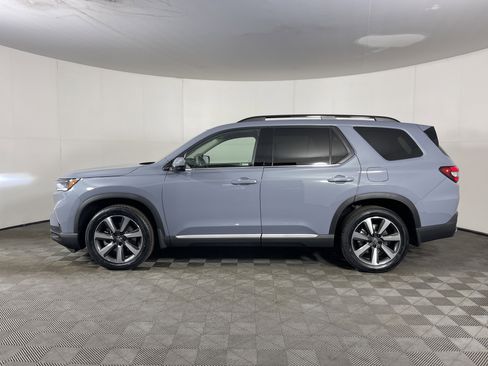 Used 2024 Honda Pilot Touring image 3
