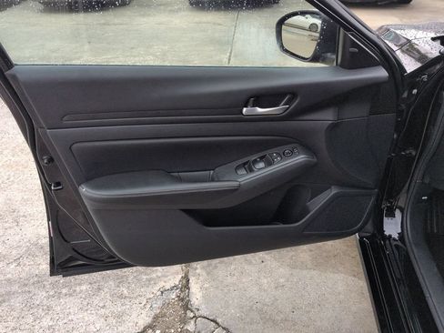 Used 2025 Nissan Altima 2.5 SV FWD image 11