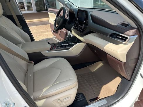 Used 2021 Toyota Highlander Limited image 19