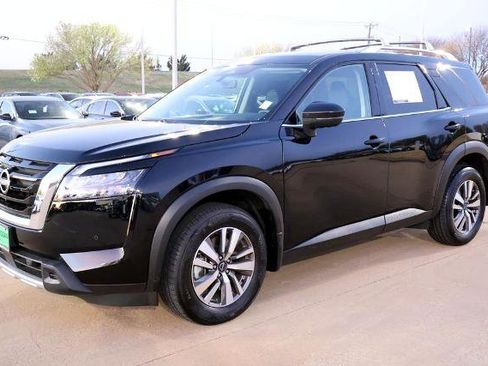 Certified 2025 Nissan Pathfinder SL image 3