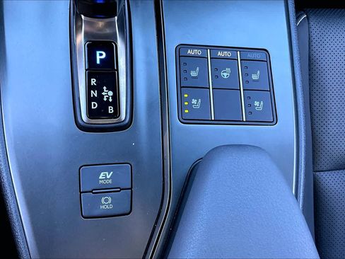 Certified 2025 Lexus UX 300h FWD w/ Accessory Package (Z1) image 33