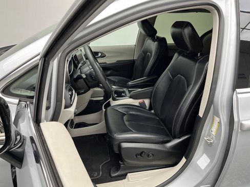 Used 2024 Chrysler Pacifica Touring-L FWD image 8