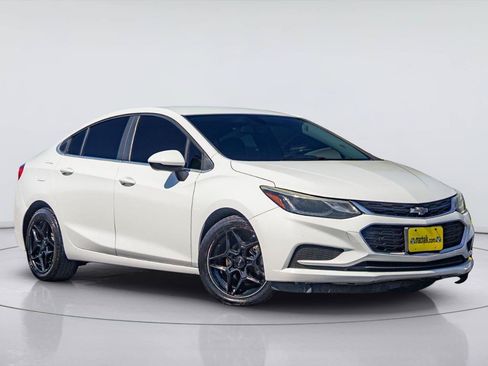 Used 2017 Chevrolet Cruze LT FWD image 1