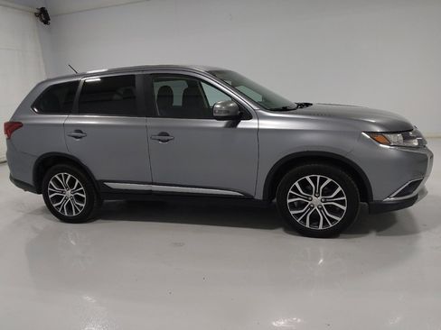 Used 2016 Mitsubishi Outlander SE image 11