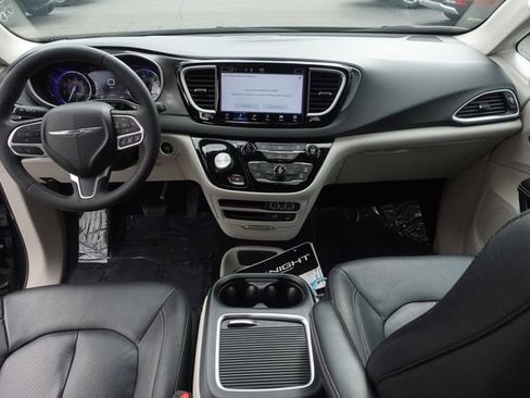 Used 2022 Chrysler Pacifica Touring-L image 25