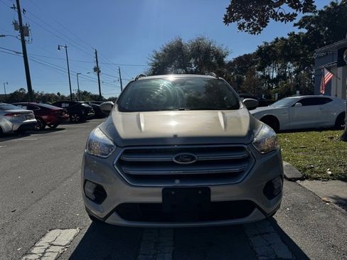 Used 2018 Ford Escape SE w/ Ford Safe & Smart Package image 3