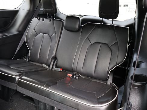 Used 2025 Chrysler Pacifica Limited FWD image 14