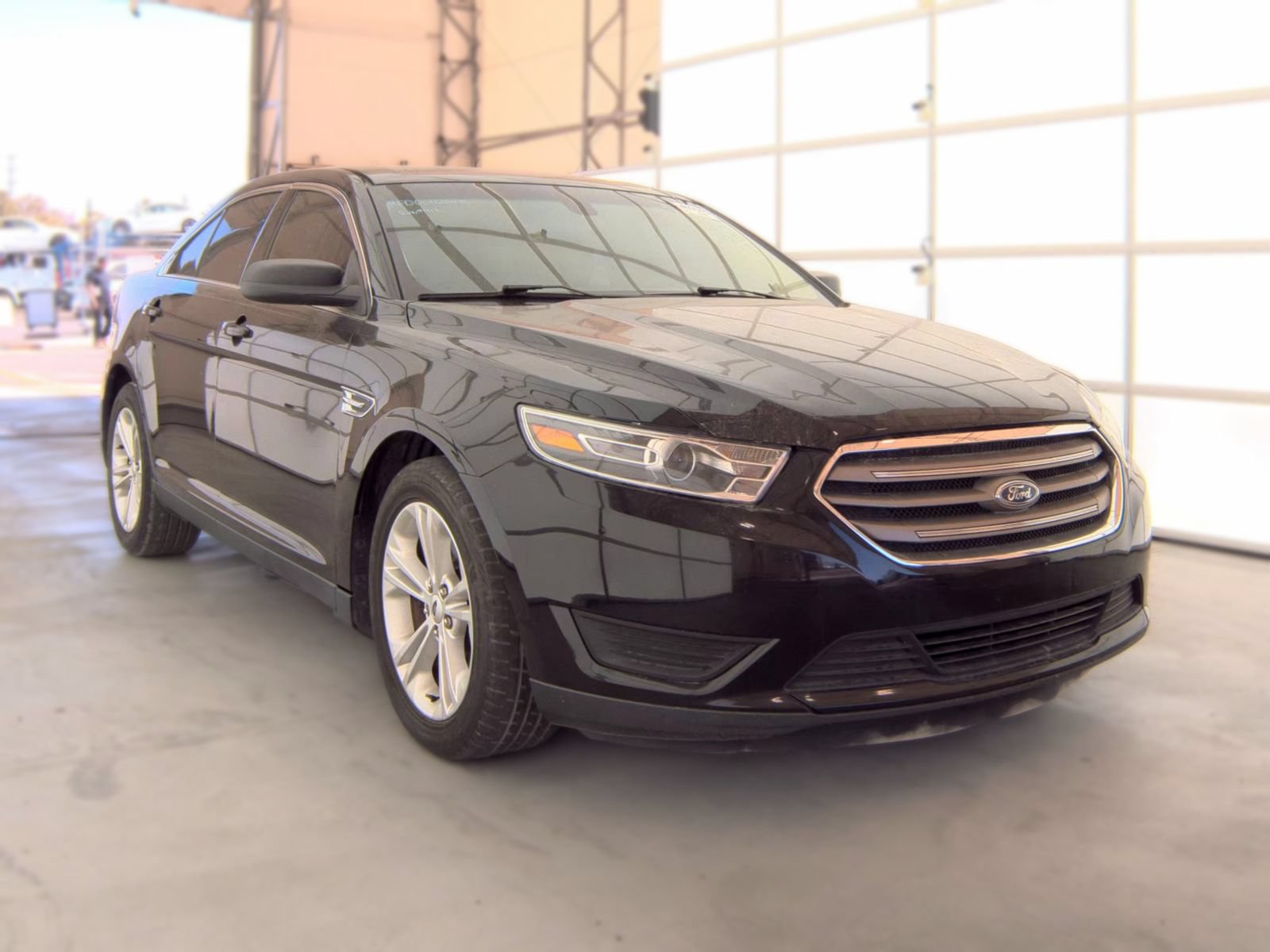 Used 2018 Ford Taurus SE FWD image 2