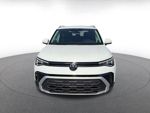 Used 2025 Volkswagen Taos SE FWD image 4
