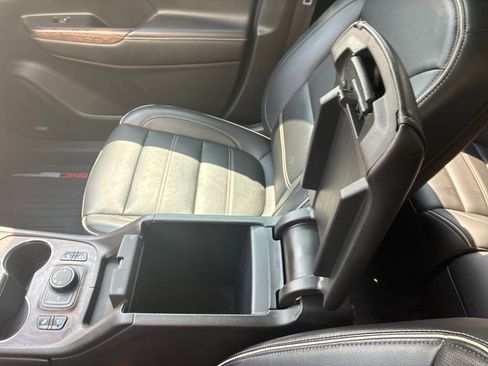 Used 2022 GMC Acadia Denali w/ Denali Ultimate Package FWD image 20