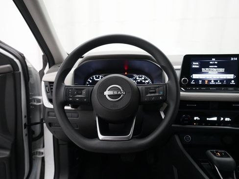 Used 2023 Nissan Rogue SV image 4