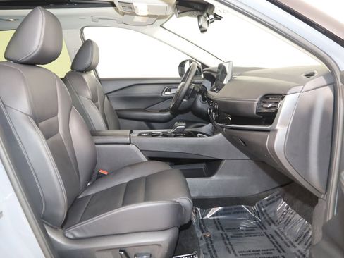 Used 2025 Nissan Rogue SL w/ Tech Package FWD image 13