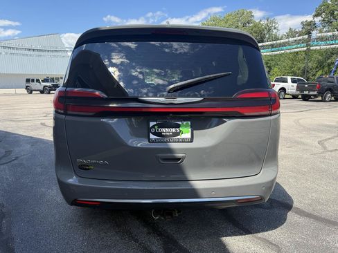 Used 2022 Chrysler Pacifica Touring-L w/ Uconnect Theater Family Group FWD image 4