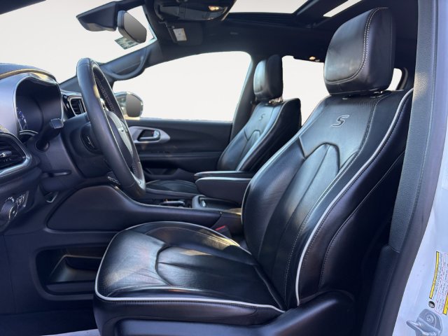 Used 2025 Chrysler Pacifica Limited FWD image 9