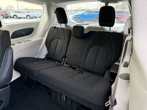 Used 2023 Chrysler Voyager LX image 14