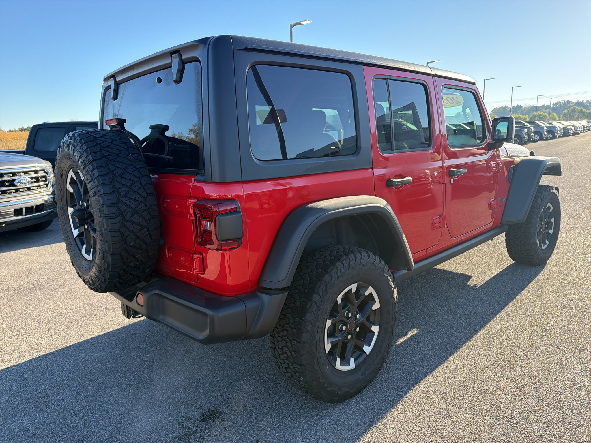 Used 2025 Jeep Wrangler Unlimited Rubicon w/ Convenience Group AWD/4WD image 5