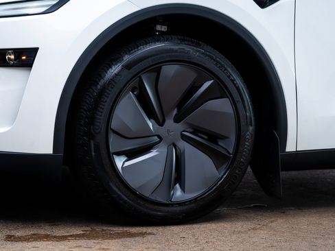 Used 2026 Tesla Model Y 2WD image 4