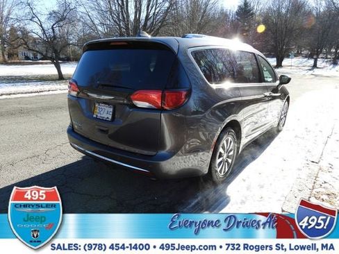 Used 2020 Chrysler Pacifica Touring-L image 5