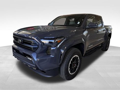 Used 2025 Toyota Tacoma SR5 image 3
