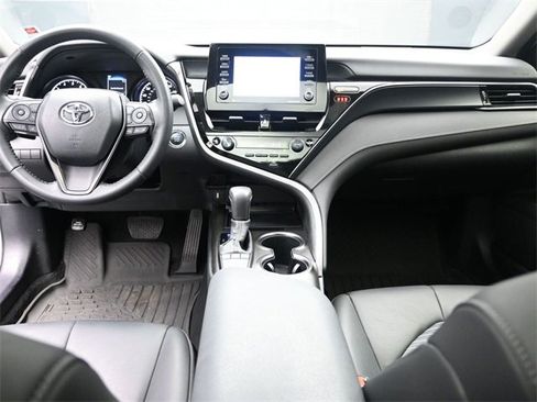 Used 2024 Toyota Camry SE image 2