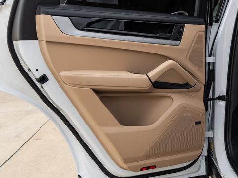 Certified 2026 Porsche Cayenne AWD/4WD image 32