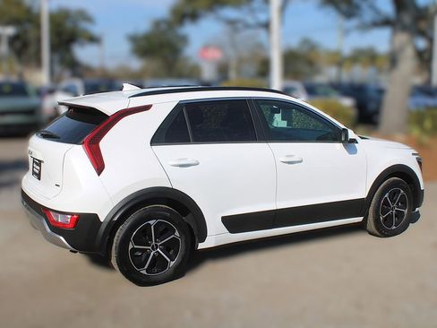 Used 2025 Kia Niro LX image 6