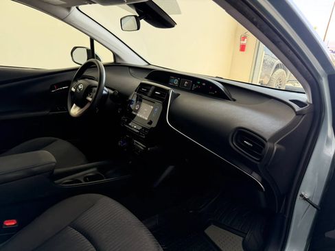 Used 2017 Toyota Prius Two w/ Prius Two Safety Plus Package FWD image 25