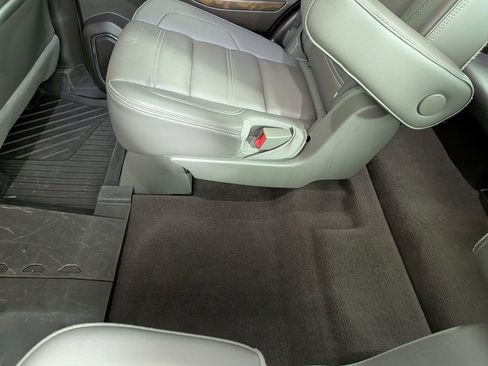 Used 2020 GMC Yukon Denali w/ Denali Premium Package image 34