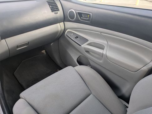 Used 2012 Toyota Tacoma PreRunner image 18