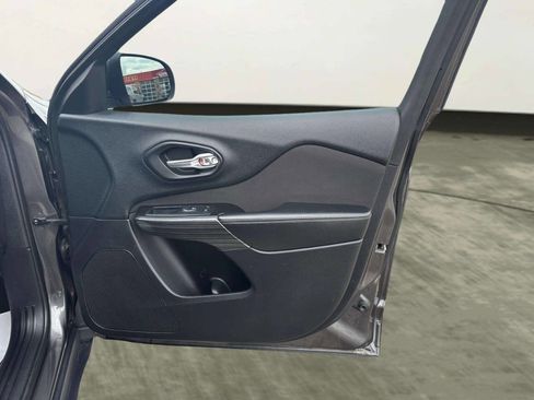 Used 2014 Jeep Cherokee Latitude w/ Comfort/Convenience Group image 24