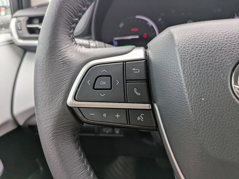 Used 2025 Toyota Sienna XLE FWD image 28