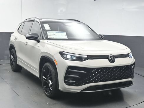 New 2026 Volkswagen Tiguan SE R-Line FWD image 2