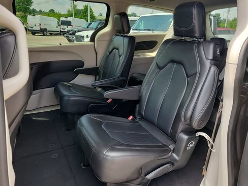 Used 2023 Chrysler Pacifica Touring-L FWD image 12