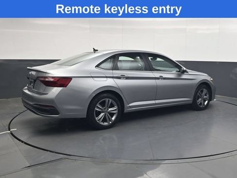 Used 2024 Volkswagen Jetta SE FWD image 4