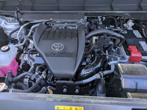 Certified 2024 Toyota Highlander XLE image 25