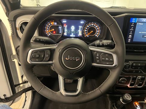 Used 2025 Jeep Wrangler Unlimited Sahara image 28