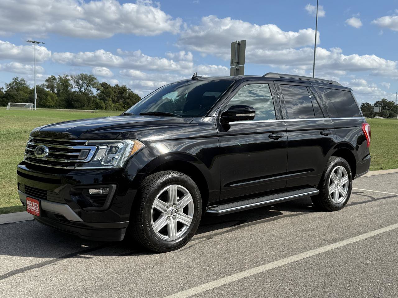 Used 2019 Ford Expedition XLT w/ Equipment Group 202A AWD/4WD image 4