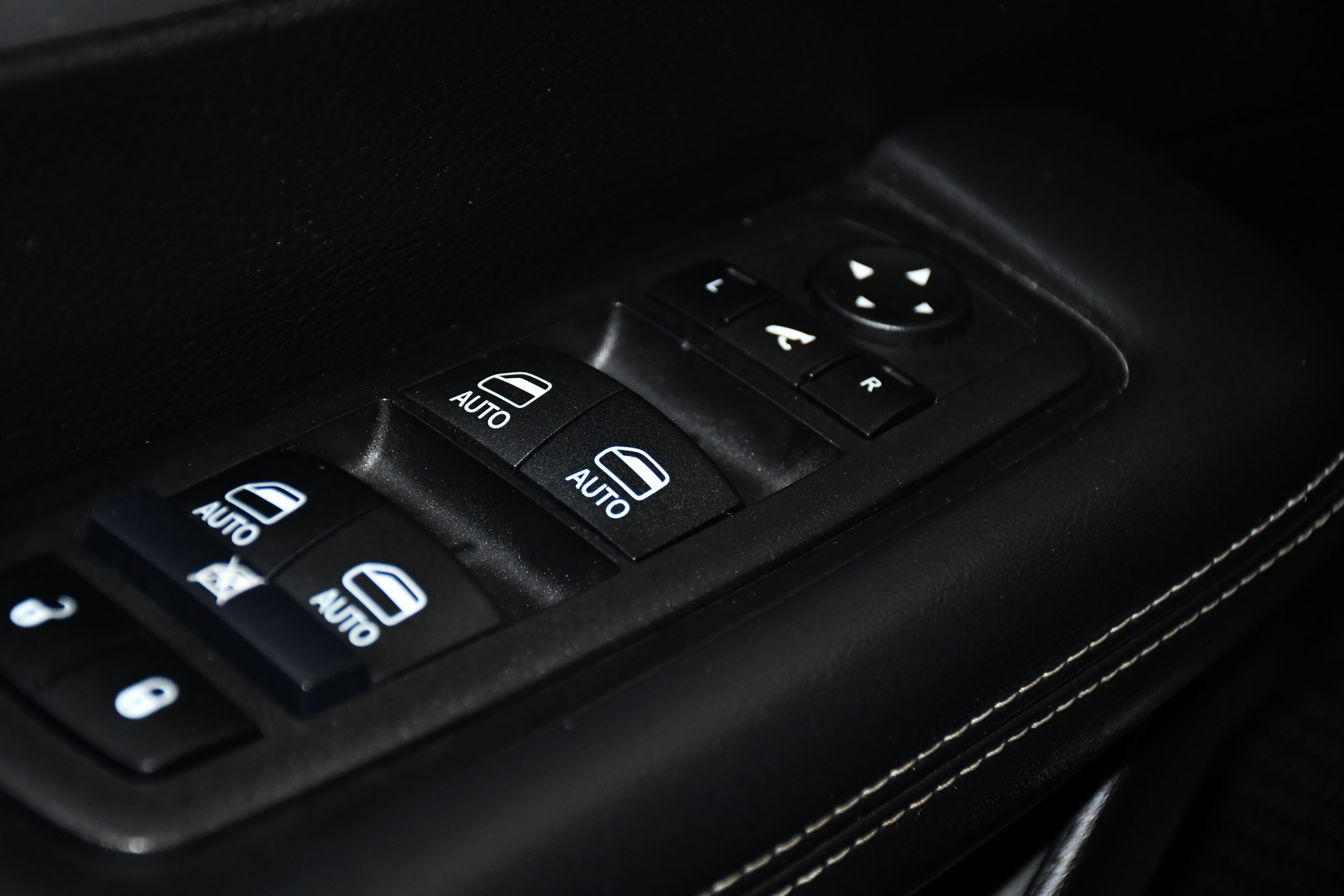 Used 2025 Chrysler Pacifica Limited FWD image 33