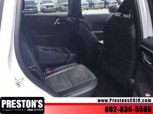 Used 2025 Mitsubishi Outlander AWD image 23