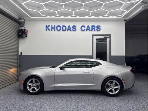 Used 2018 Chevrolet Camaro LT RWD image 1